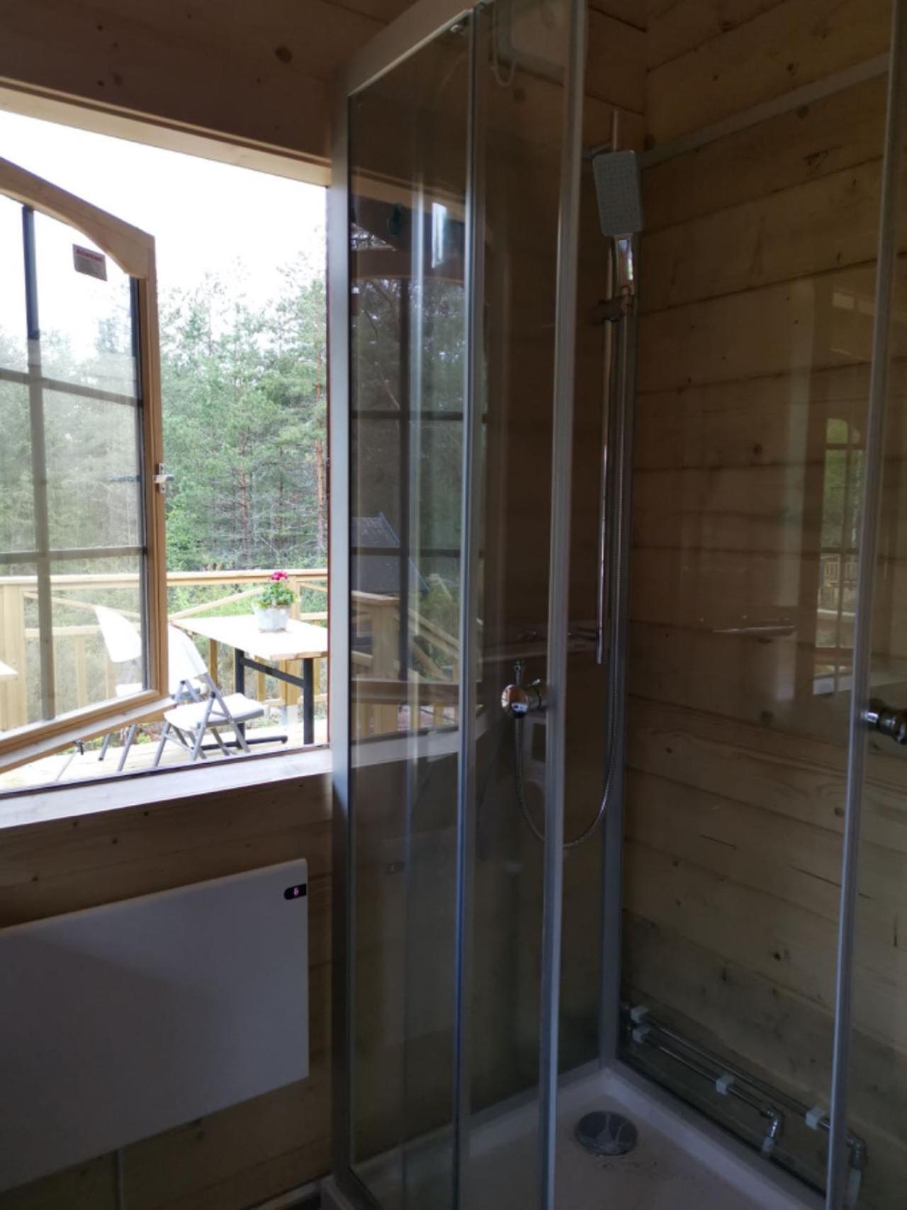 Timber Cottages With Jacuzzi And Sauna Near Lake Vaenern Karlstad Luaran gambar