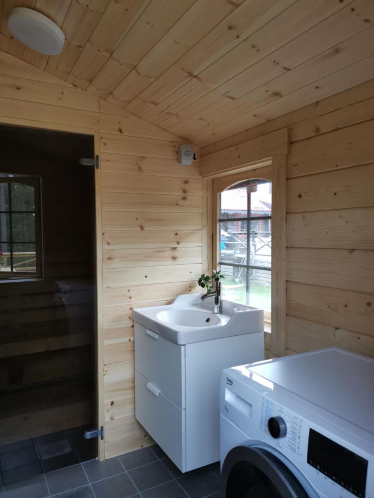 Timber Cottages With Jacuzzi And Sauna Near Lake Vaenern Karlstad Luaran gambar